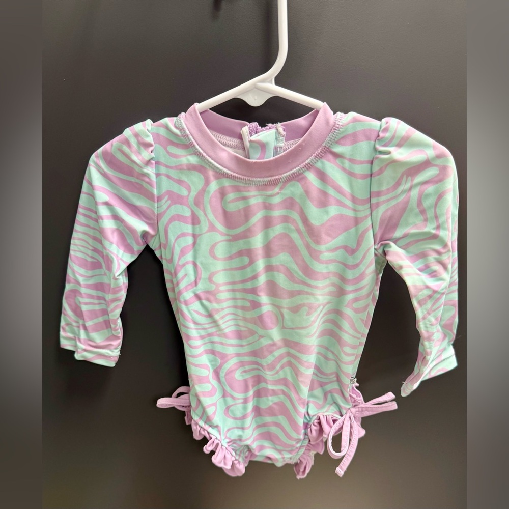 Caden Lane Mint & Lavender Long Sleeve Swimsuit
Size: 6–12 Months